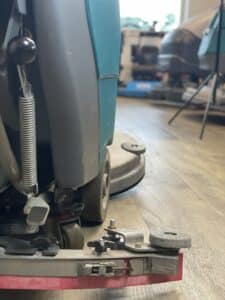TENNANT T3 FLOOR SCRUBBER
