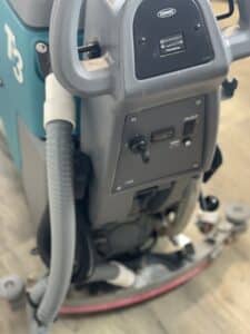 TENNANT T3 FLOOR SCRUBBER