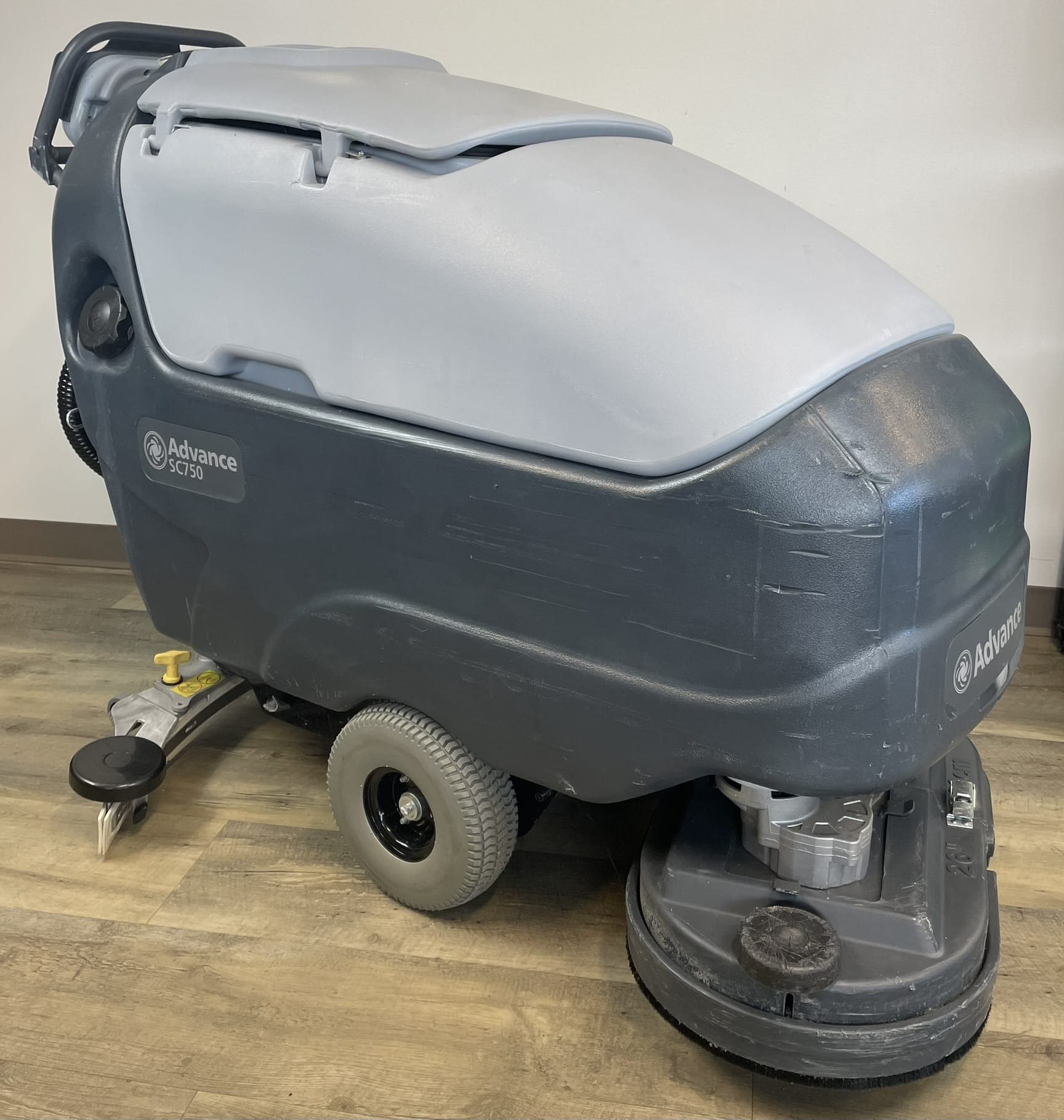ADVANCE SC750 26D FLOOR SCRUBBER