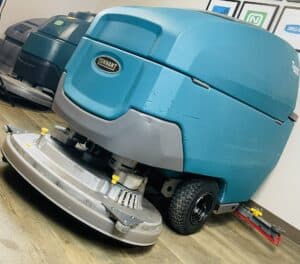 TENNANT T600E INDUSTRIAL FLOOR SCRUBBER