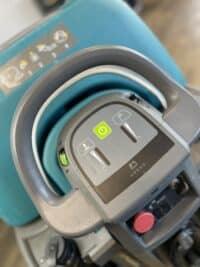 TENNANT T600E INDUSTRIAL FLOOR SCRUBBER